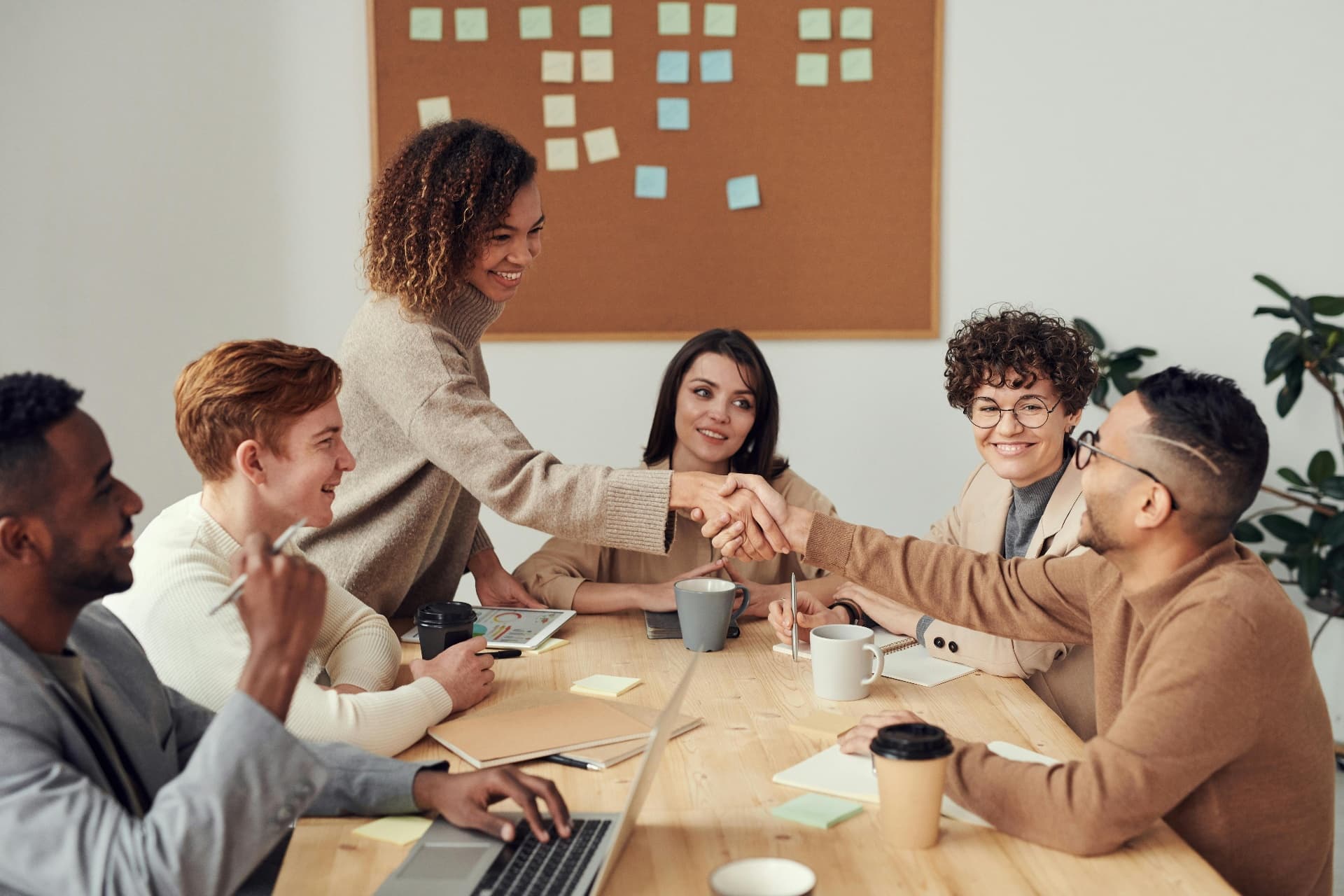 Strategische Finanzbesprechung in einem modernen KMU-Büro